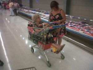 Babička jde nakupovat!