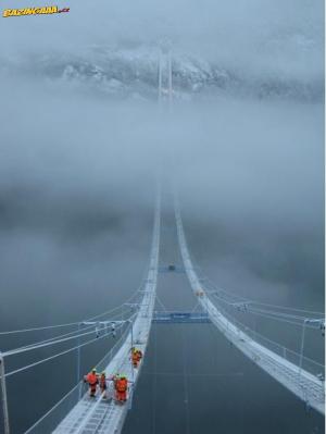 Norský most v oblacích.