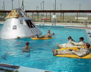 Astronauti v bazénu