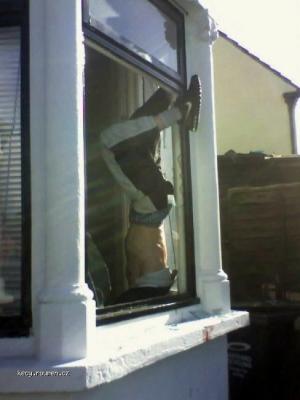 zlodej uvizl v okne 002