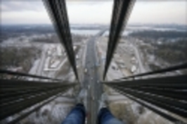 Lezení po lanovém mostě v Moskvě