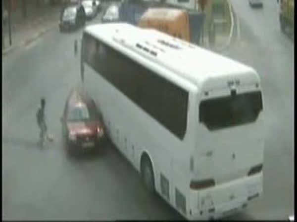 Nehoda autobusu auta a náklaďáku