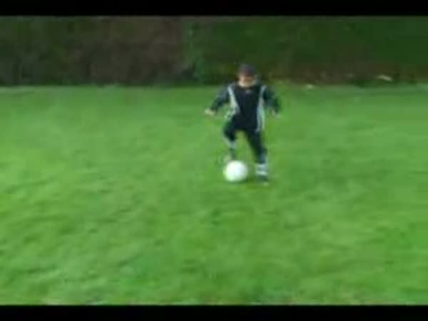 6-ti letý fotbalista - Madin Mohamed