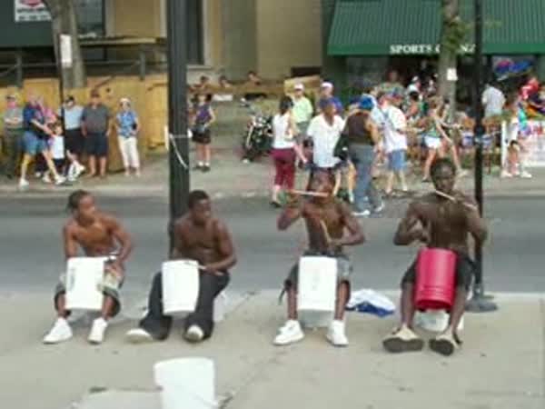 4 mladí pouliční bubeníci