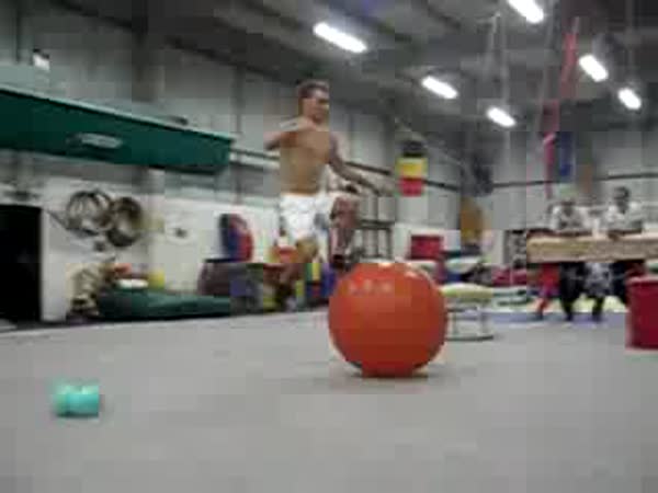 Akrobatický trik s míčem