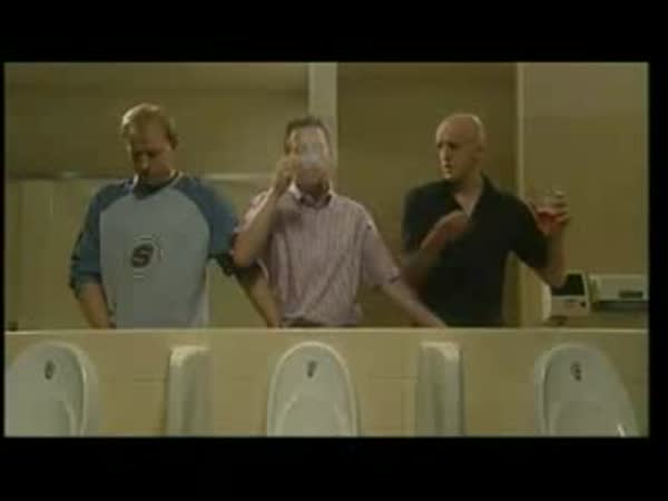 Pánové na záchodě - výpomoc