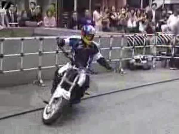 Japonec a jeho triky na motorce