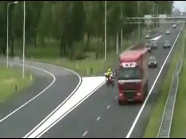 Policista sražen na motorce