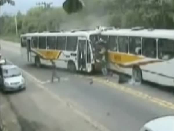 Vážná nehoda - Srážka 2 autobusů