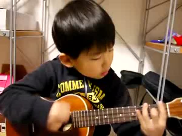 Borec - Tříletý chlapec hraje na ukulele