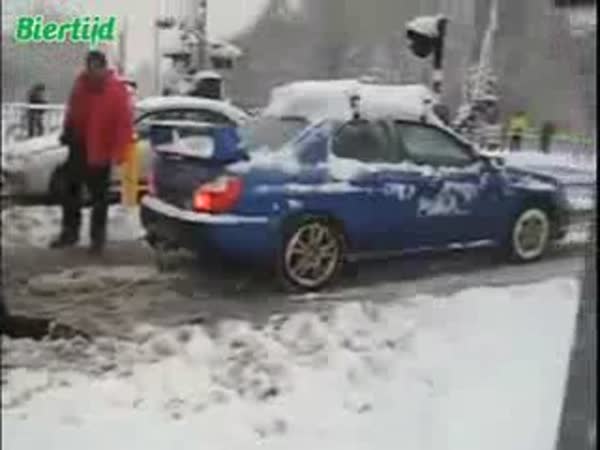 Subaru Impreza odtáhne kamion