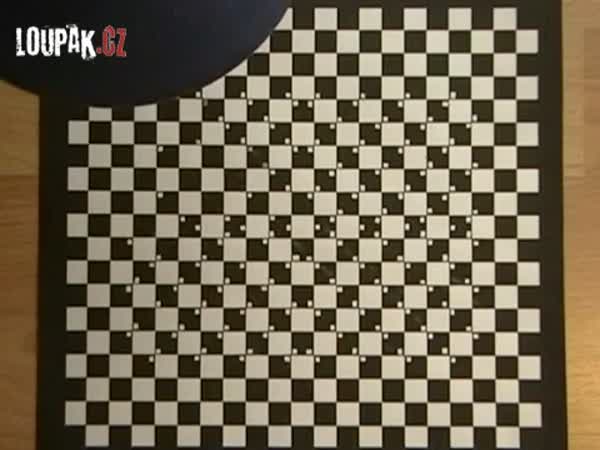 Optická iluze - šachovnicové plátno