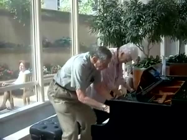 Důchodci - Hra ve 4 na klavír