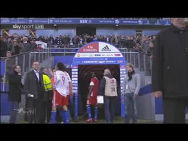 Fotbal - Paolo Guerrero vs. fanoušek