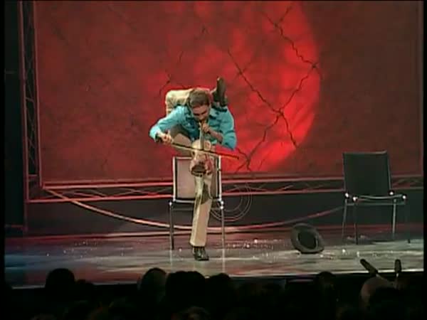 Borec - Yogi Baird - akrobat a houslista