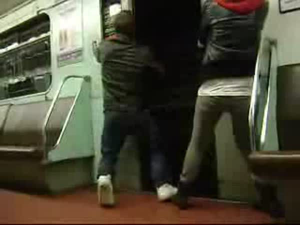 Idioti v metru - Otevření dveří za jízdy 