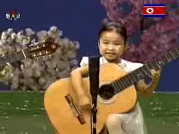 Severní Korea - Děti hrají na kytaru