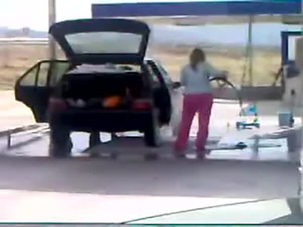 Žena myje auto vapkou