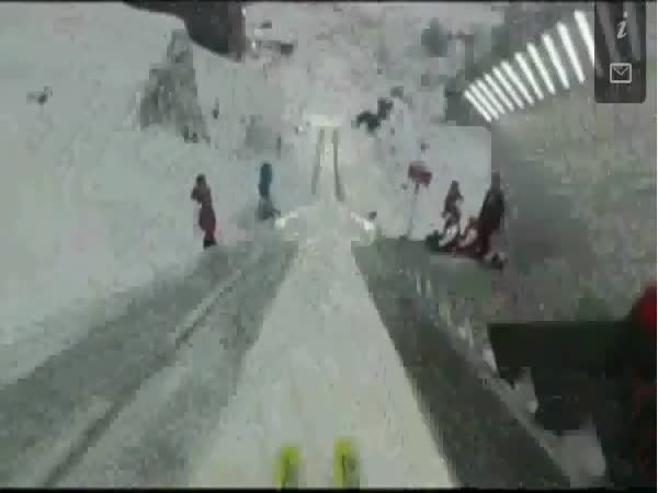 Skok na lyžích s kamerou na helmě