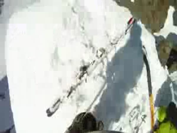 Pád lyžaře ze skály