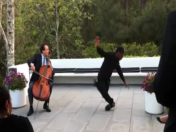 Hra na violoncello a tanec