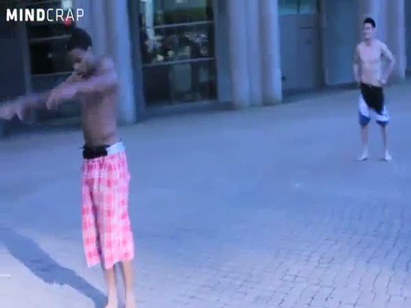 Capoeira bojovník vs. zeď