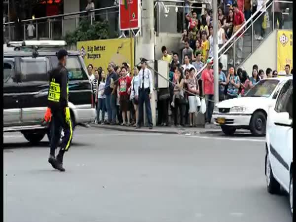 Tančící policista řídí dopravu