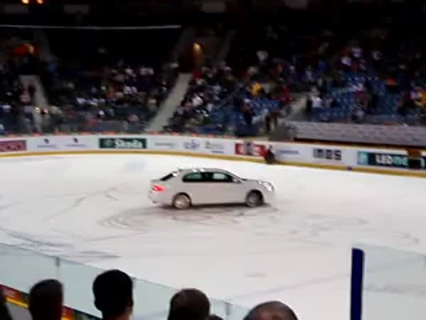Superb driftuje po hokejovém ledě