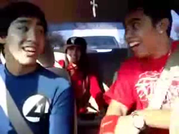 Mladí asiaté si zpívají při cestě autem