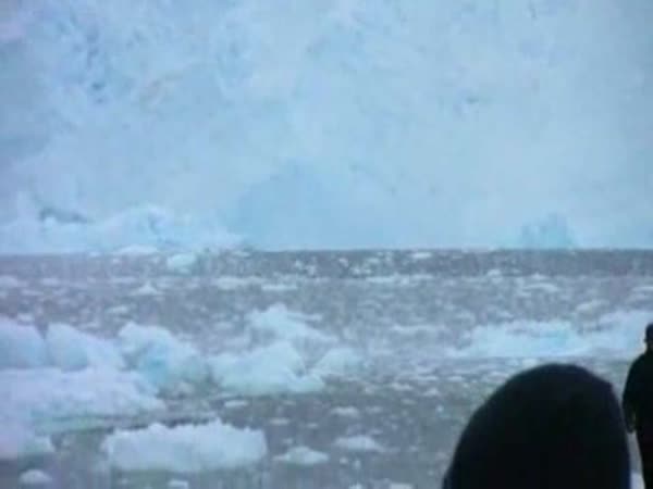 Ledovec padající do oceánu