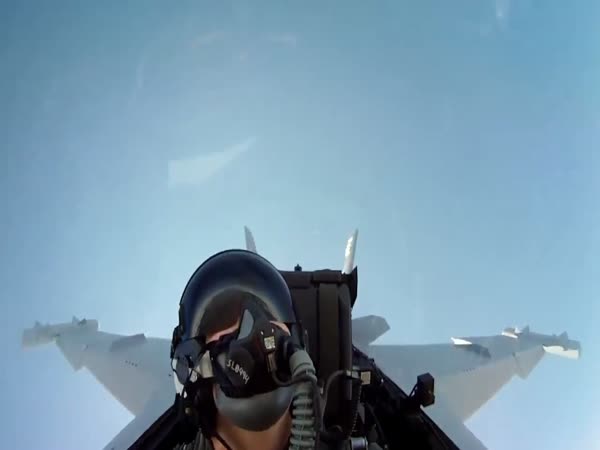 Stíhačka F-18 - záběry z letu