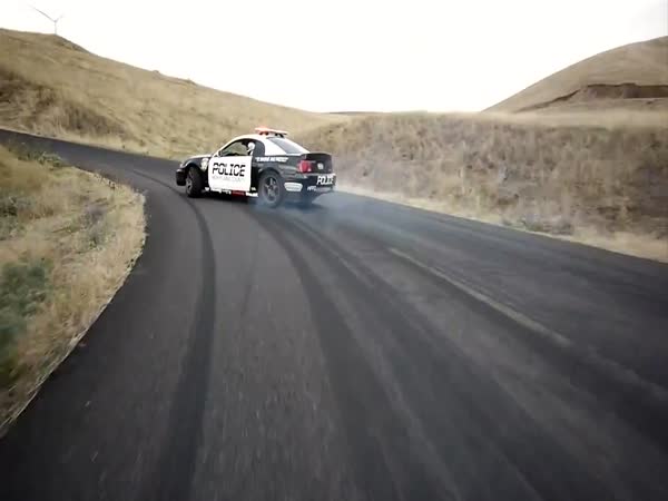 Drift - Policejní Mustang vs. 2 motorkáři