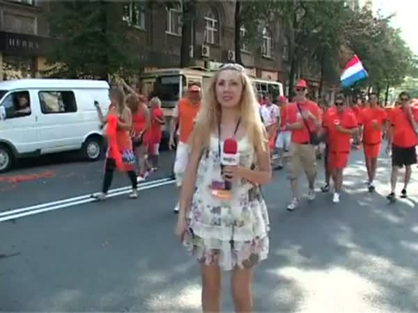 Holandští fanoušci vs. televizní reportérka