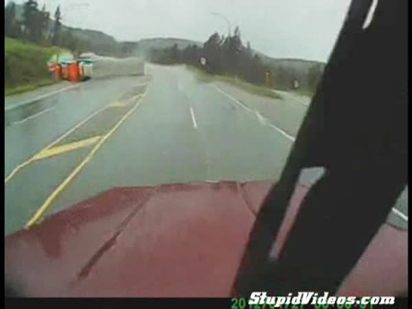 Nehoda kamionu v zatáčce