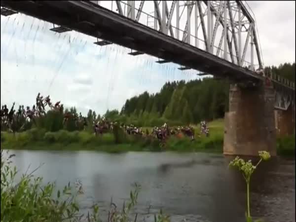Šílenci - hromadný jump z mostu