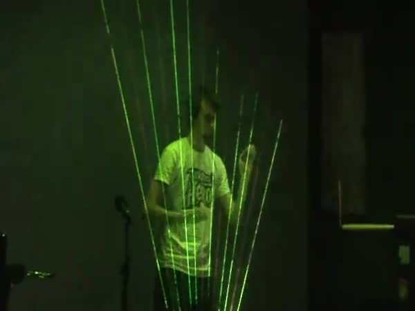 Hra na laserovou harfu