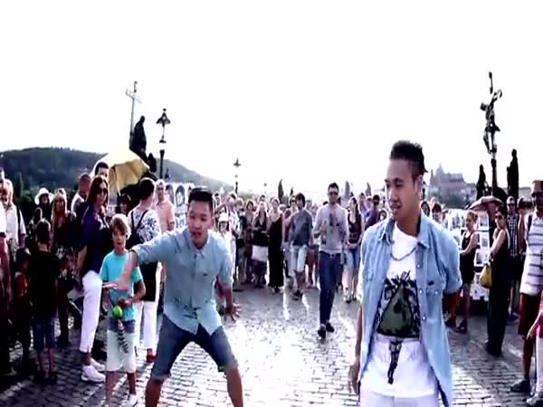 Cool tanečníci na Karlově mostě