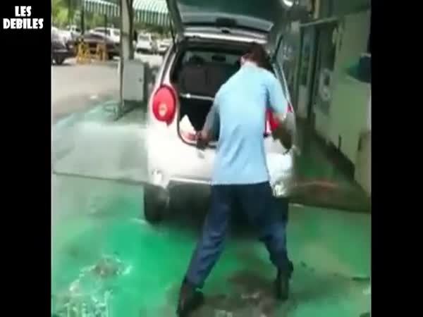 Jak myje auto vapkou borec