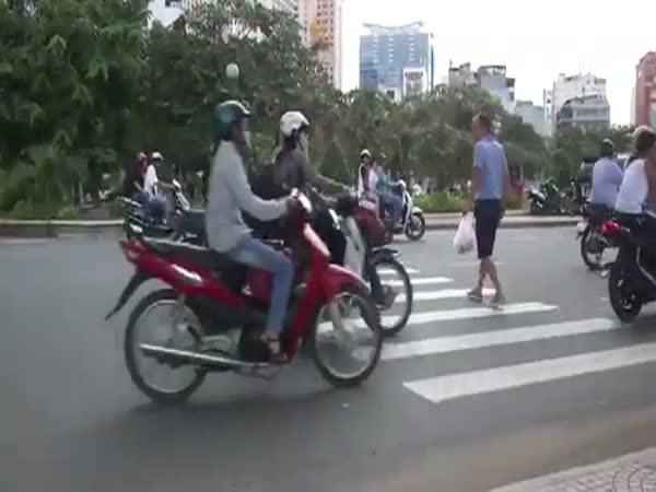 Vietnam - Přecházení silnice