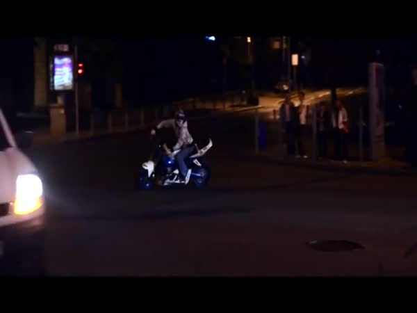 Půlnoční kaskadér na motorce