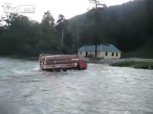 Ruský náklaďák vs. Řeka