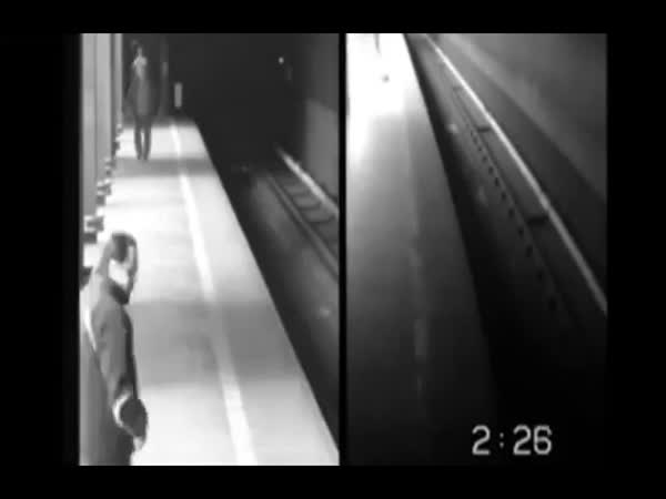 Česká republika - Žena spadla pod metro