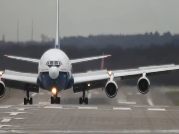 Přistavací dráha a ruské letadlo