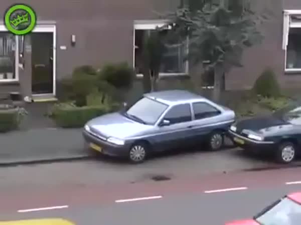 Žena parkuje auto