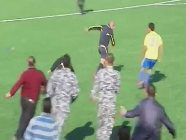 Hon na fotbalového rozhodčího v Libanonu