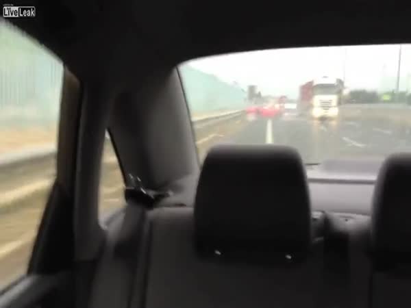 Bouračka Ferrari na dálnici
