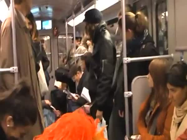 Davový záchvat smíchu v metru