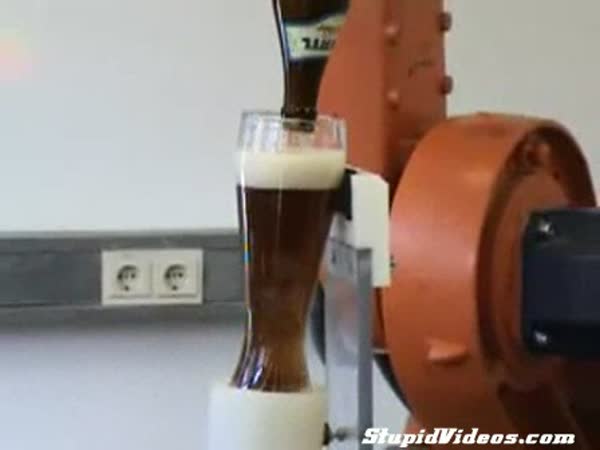 Robotická ruka nalévá pivo