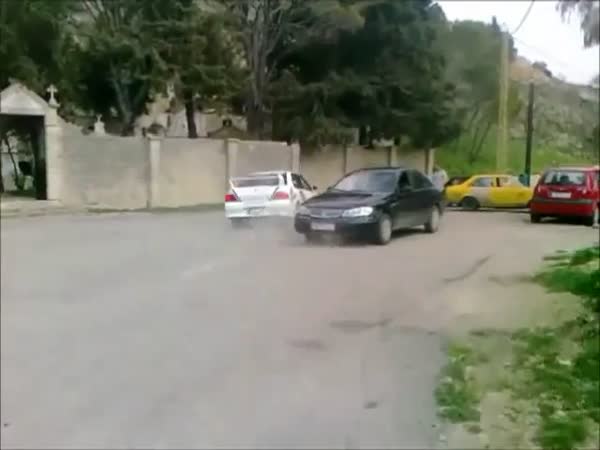 Rally - Hloupě parkující auto