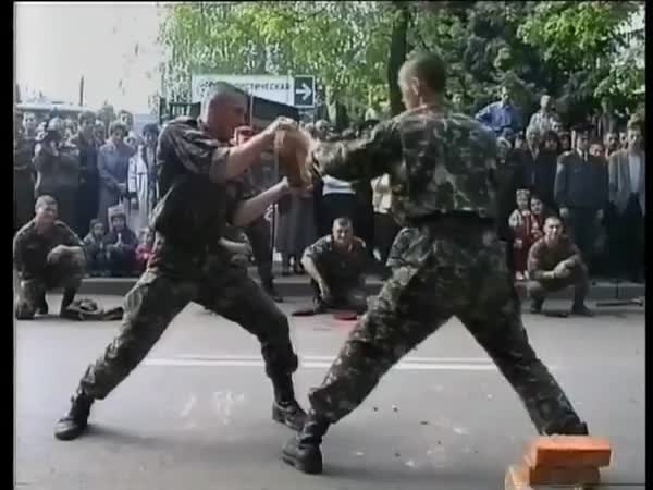 Ukrajinský voják vs. tvrdé cihly